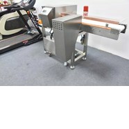 Máy dò kim loại có nắp che bụi được lắp đặt trong phần mở rộng kênh 