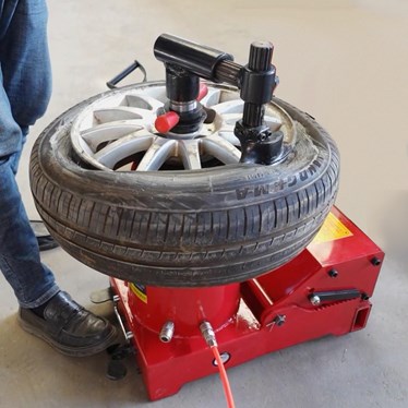 may ra vao lop xe con, xe tai nhe k1324 hinh 1